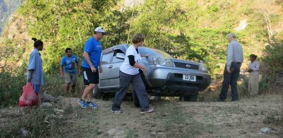 Further on, the steep slope to Oeiburu proves too much for our car which gets stuck in loose gravel.
