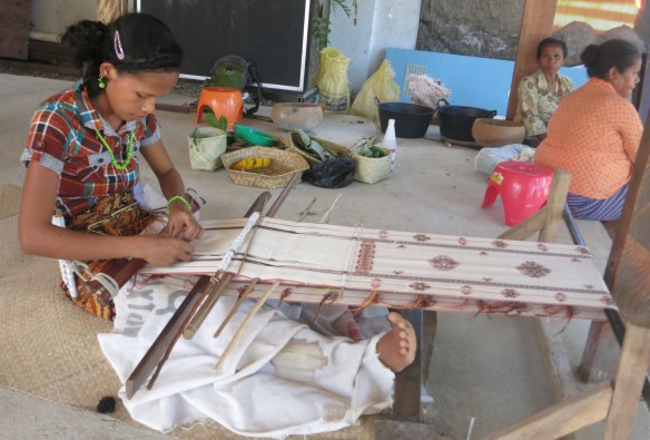 This 15-year-old girl has learnt the mapa'uf weaving technique from her grandmother. The back-strap on her loom maintains the cloth's tension but can cause painful pressure for the weaver.
